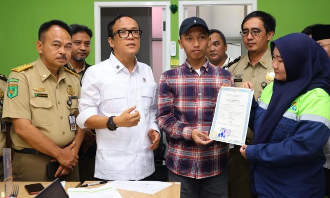 Wamenaker tegaskan tak mentoleransi praktik penahanan ijazah karyawan Wamenaker tegaskan tak mentoleransi praktik penahanan ijazah karyawan