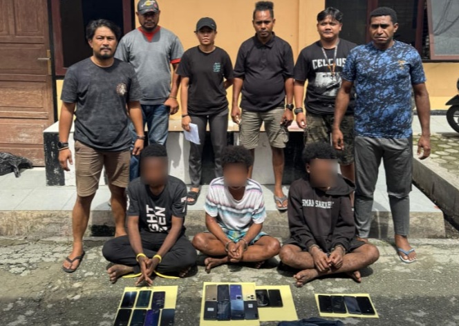 Polisi ciduk tiga pemuda pembobol 23 unit handphoen dari counter di Papua Polisi ciduk tiga pemuda pembobol 23 unit handphoen dari counter di Papua