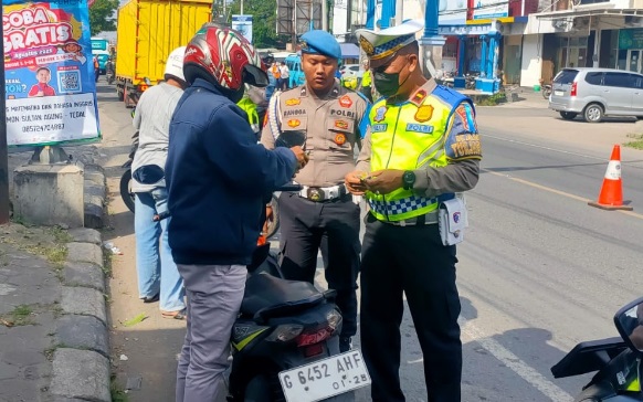 Si Propam Polres Tegal Kota kawal ketat Operasi Patuh Candi 2025 Si Propam Polres Tegal Kota kawal ketat Operasi Patuh Candi 2025