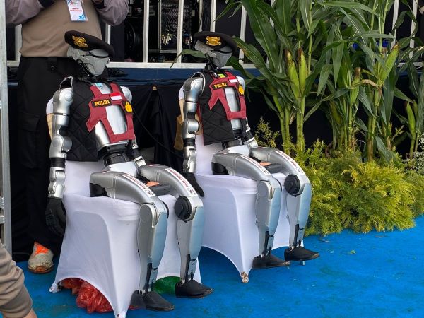 Polri Kenalkan 30 robot pionir di Hari Bhayangkara ke-79 Polri Kenalkan 30 robot pionir di Hari Bhayangkara ke-79