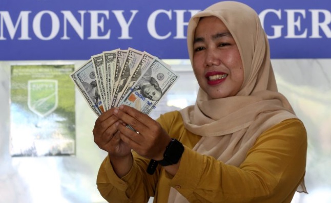 Rupiah melemah seiring ancaman tarif Trump 100 persen ke Rusia Rupiah melemah seiring ancaman tarif Trump 100 persen ke Rusia