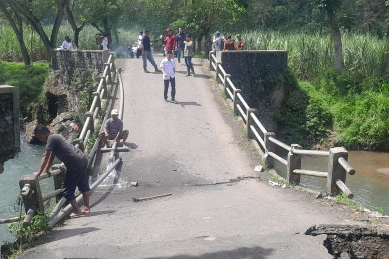Pemkab Banyuwangi buat jembatan darurat hubungkan tiga desa Pemkab Banyuwangi buat jembatan darurat hubungkan tiga desa