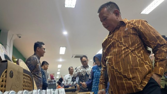 Wamen UMKM ajak perguruan tinggi lahirkan wirausaha berbasis riset Wamen UMKM ajak perguruan tinggi lahirkan wirausaha berbasis riset
