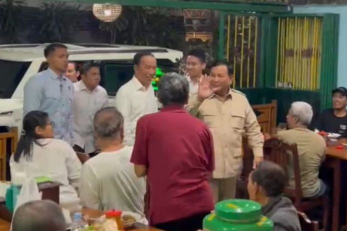 Prabowo dan Jokowi semeja makan bakmi jawa di Solo Prabowo dan Jokowi semeja makan bakmi jawa di Solo
