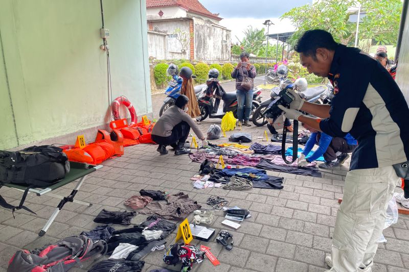 Tim Inafis lakukan klasifikasi barang penumpang kapal tenggelam Tim Inafis lakukan klasifikasi barang penumpang kapal tenggelam
