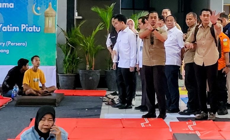 Wapres temui keluarga korban kapal tenggelam di Banyuwangi Wapres temui keluarga korban kapal tenggelam di Banyuwangi