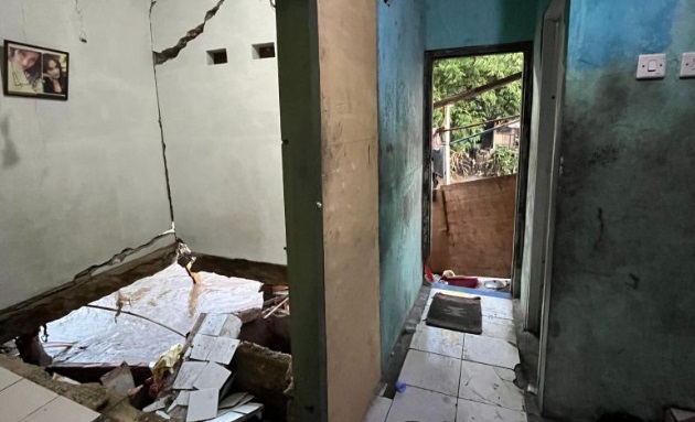 Empat dapur rumah warga di bantaran Kali Ciliwung Jaktim longsor Empat dapur rumah warga di bantaran Kali Ciliwung Jaktim longsor