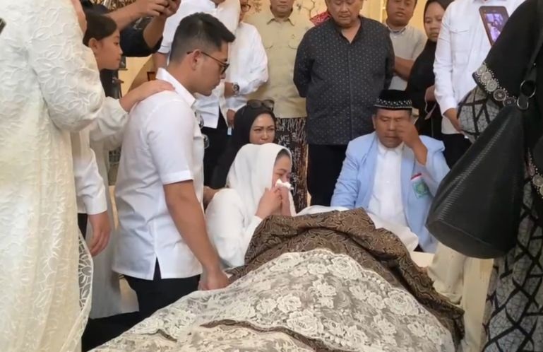 Isak tangis sang istri pecah saat di samping jenazah Suryadharma Ali