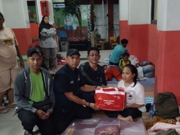 Kemensos salurkan bantuan korban banjir Jakarta Timur Kemensos salurkan bantuan korban banjir Jakarta Timur