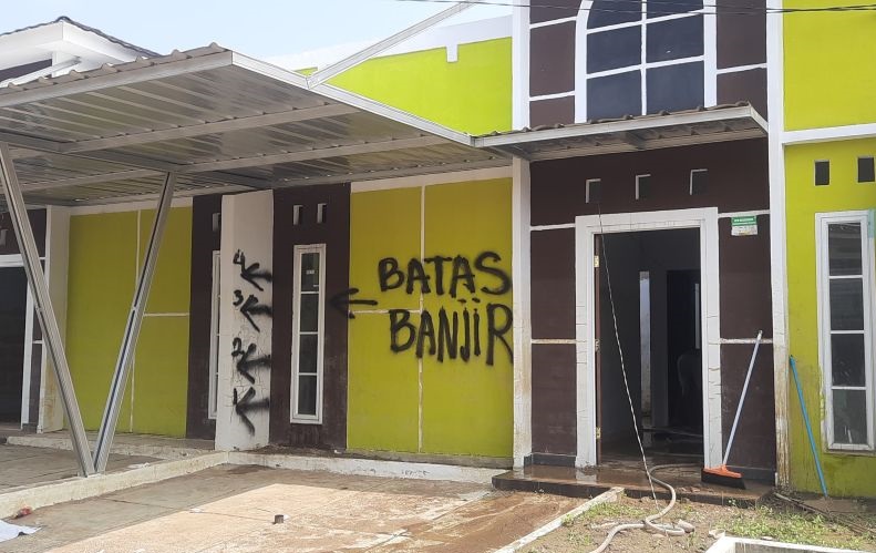 Nestapa warga Arthera Hill Bekasi diterjang banjir Nestapa warga Arthera Hill Bekasi diterjang banjir