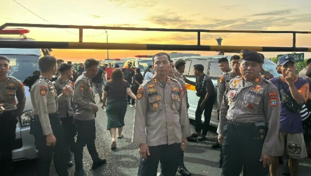 Tim Samapta dan Brimob Polda Sulut bantu evakuasi darat korban KM Barcelona V-A Tim Samapta dan Brimob Polda Sulut bantu evakuasi darat korban KM Barcelona V-A