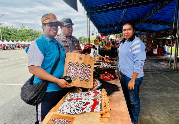 Polsek Sentani Timur bantu pasarkan produk mama perajin kulit kayu Polsek Sentani Timur bantu pasarkan produk mama perajin kulit kayu