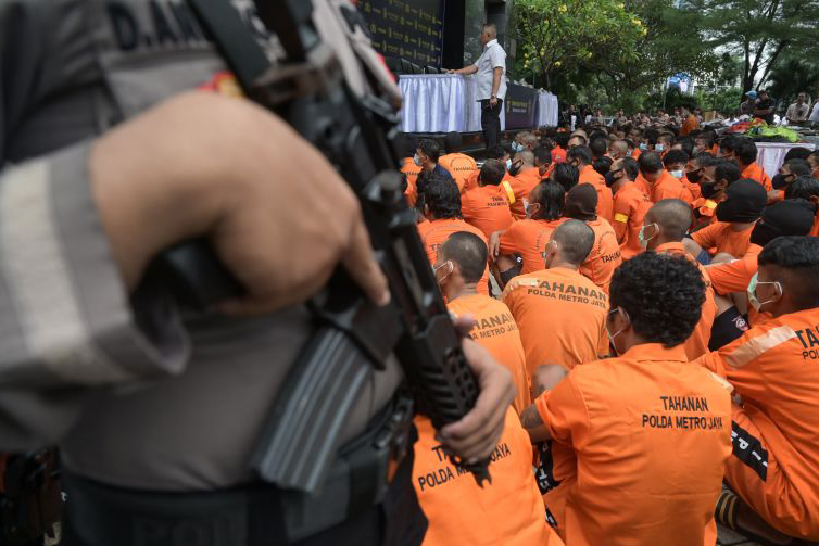Viral aksi pemalakan bawa senjata tajam di lampu merah Pulomas Jaktim