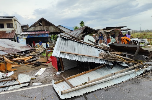 Puluhan rumah di Nibong rusak diterpa angin puting beliung Puluhan rumah di Nibong rusak diterpa angin puting beliung