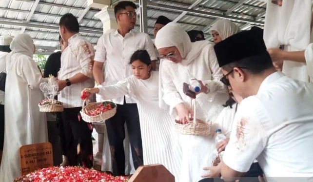 Tangis duka iringi pemakaman mantan Menag Suryadharma Ali di Bekasi Tangis duka iringi pemakaman mantan Menag Suryadharma Ali di Bekasi
