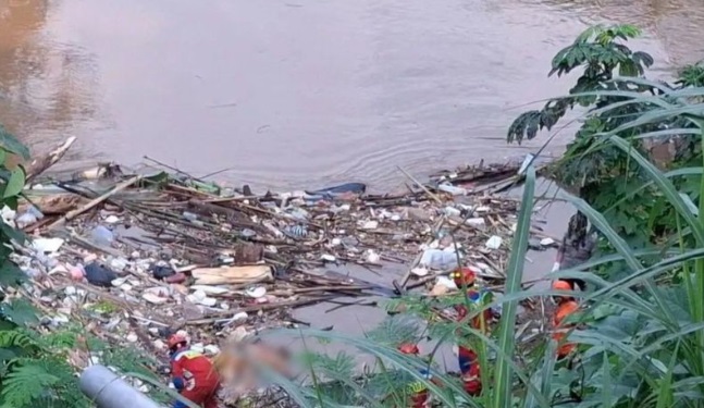 Polisi identifikasi mayat tanpa kepala di Kali Ciliwung Pancoran Polisi identifikasi mayat tanpa kepala di Kali Ciliwung Pancoran