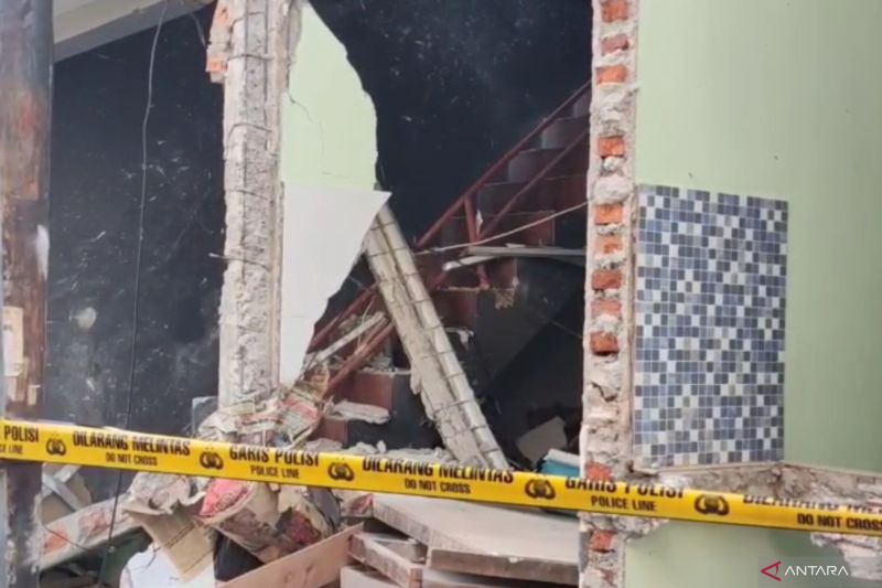 Lansia alami luka bakar serius akibat ledakan gas 12 kg di Jaktim Lansia alami luka bakar serius akibat ledakan gas 12 kg di Jaktim