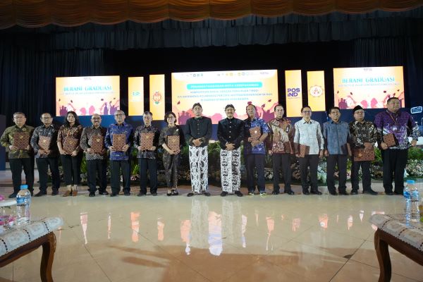 Lulus dari Bansos, 1.000 keluarga PKH diwisuda Kemensos Lulus dari Bansos, 1.000 keluarga PKH diwisuda Kemensos