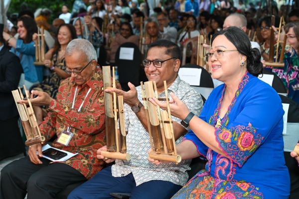 Menlu Sri Lanka dan Kepala Perwakilan Negara mainkan angklung Menlu Sri Lanka dan Kepala Perwakilan Negara mainkan angklung