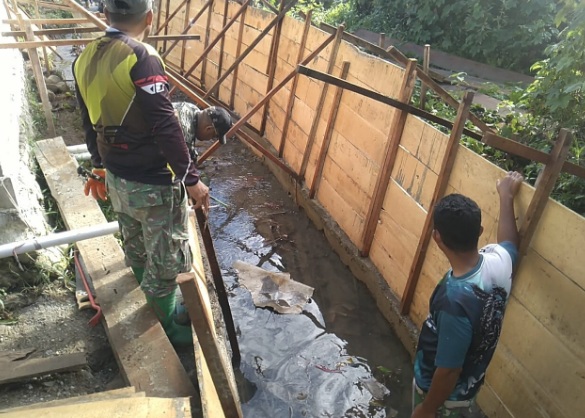 Satgas TMMD Kodim 1506/Namlea kebut pembangunan drainase di Desa Waenono Satgas TMMD Kodim 1506/Namlea kebut pembangunan drainase di Desa Waenono