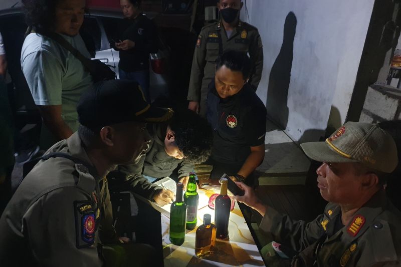 Petugas sita minuman keras hasil razia Warkop Karaoke di Tulungagung Petugas sita minuman keras hasil razia Warkop Karaoke di Tulungagung