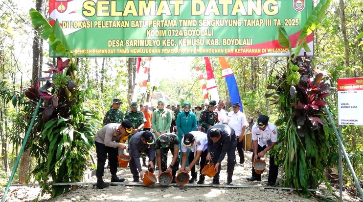 TNI - warga bangun betonisasi jalan, perlancar ekonomi warga Boyolali utara