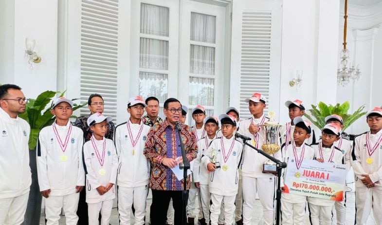 Pramono terima tim sepak bola U-12 yang harumkan nama Jakarta Pramono terima tim sepak bola U-12 yang harumkan nama Jakarta