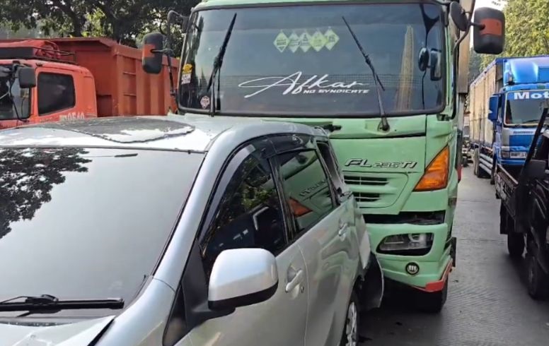 Kontainer rem blong tabrak belasan kendaraan di Pulogadung Jaktim Kontainer rem blong tabrak belasan kendaraan di Pulogadung Jaktim