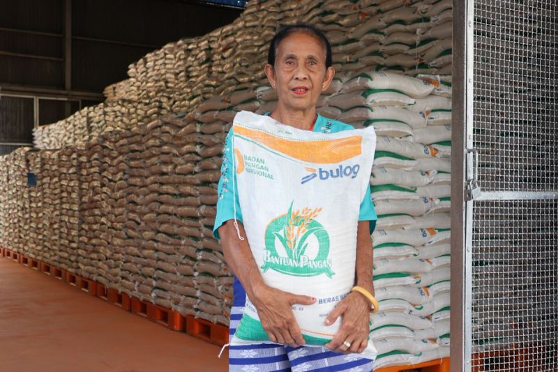 Bulog siap salurkan bantuan pangan beras kepada 18,27 juta penerima Bulog siap salurkan bantuan pangan beras kepada 18,27 juta penerima