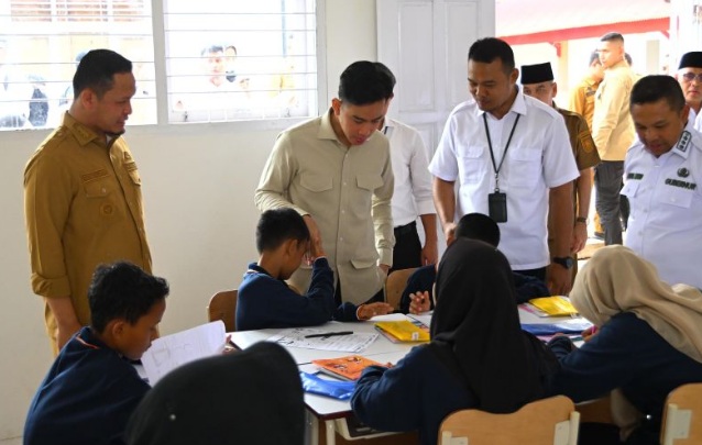 Gibran tampung masukan orang tua untuk evaluasi SR di Riau Tanggal:28 Jul 2025 19:30 Kategori:Kesra Gibran tampung masukan orang tua untuk evaluasi SR di Riau Tanggal:28 Jul 2025 19:30 Kategori:Kesra