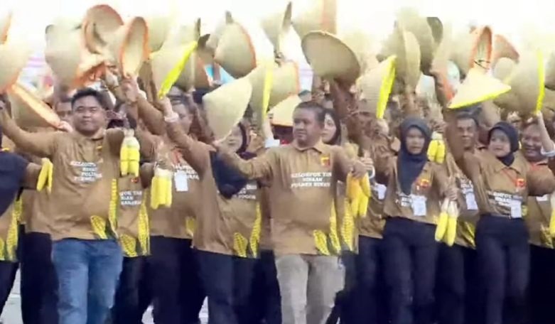 Satpam hingga petani hadir dalam defile HUT Bhayangkara Polri Satpam hingga petani hadir dalam defile HUT Bhayangkara Polri
