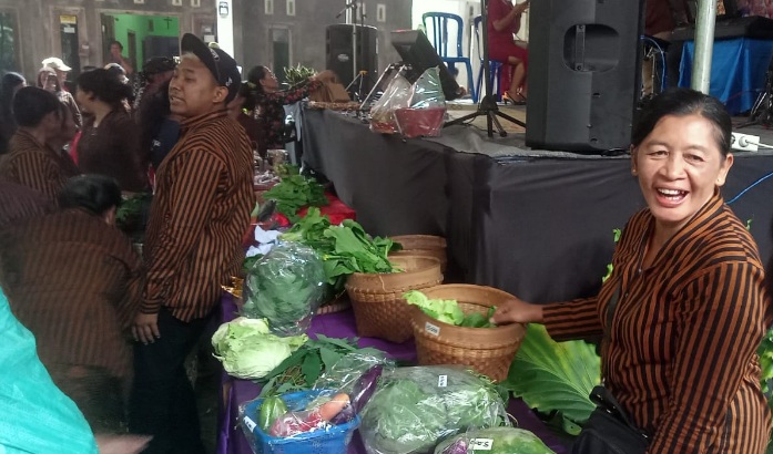 Lelang hasil bumi di ibadah dan perayaan Unduh-unduh 9 gereja berlangsung semarak Lelang hasil bumi di ibadah dan perayaan Unduh-unduh 9 gereja berlangsung semarakÂ