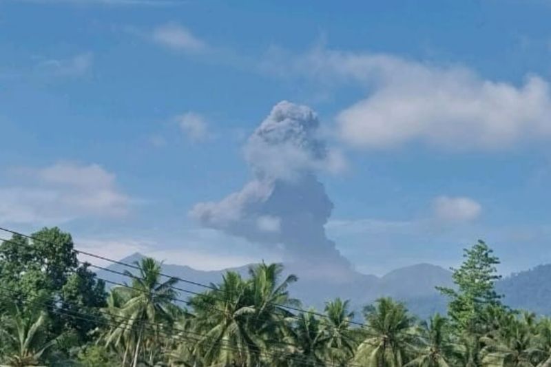 Gunung Dukono meletus lontarkan abu setinggi 1.700 meter Gunung Dukono meletus lontarkan abu setinggi 1.700 meter