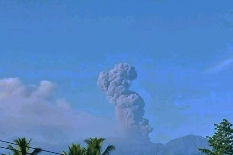 Gunung Dukono semburkan abu vulkanik setinggi 3.000 meter Gunung Dukono semburkan abu vulkanik setinggi 3.000 meter
