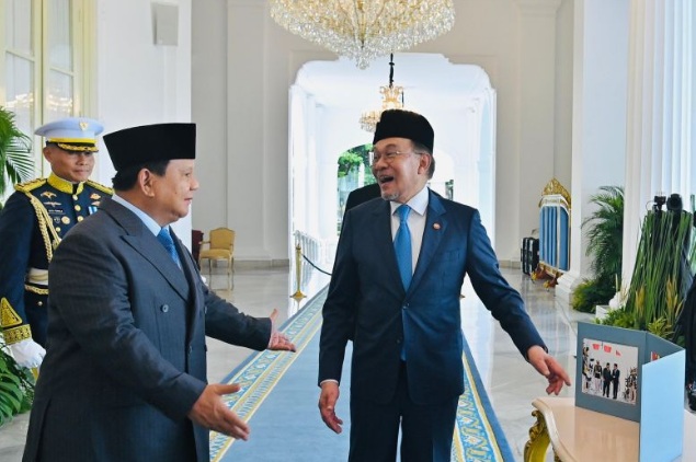 Prabowo perlihatkan album foto kunjungan ke PM Anwar sebelum berpisah Prabowo perlihatkan album foto kunjungan ke PM Anwar sebelum berpisah