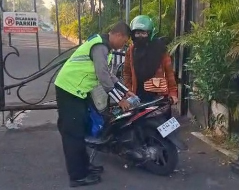 Polantas Polrestabes Semarang bantu pengendara kehabisan bensin Polantas Polrestabes Semarang bantu pengendara kehabisan bensin