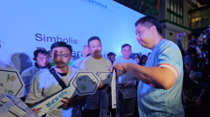 Menteri PKP serahterimakan 100 kunci rumah subsidi FLPP Bank BJB Menteri PKP serahterimakan 100 kunci rumah subsidi FLPP Bank BJB