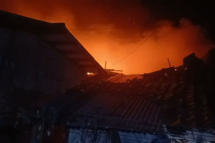 75 personel Gulkarmat padamkan kebakaran lima rumah di Kramat Jati 75 personel Gulkarmat padamkan kebakaran lima rumah di Kramat Jati