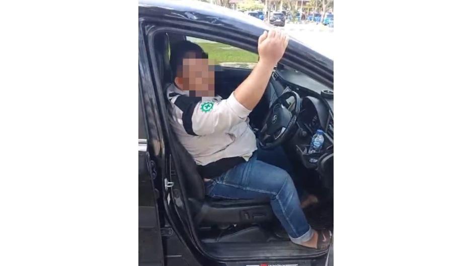 Tak tahan, seorang pengemudi BAB di area parkir Bandara SAMS Tak tahan, seorang pengemudi BAB di area parkir Bandara SAMS