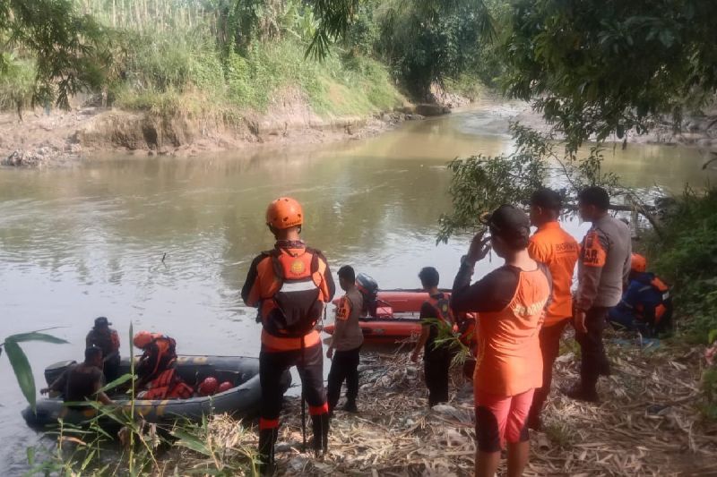 Tim SAR gabungan evakuasi pria hanyut di Sungai Belawan Sumut Tim SAR gabungan evakuasi pria hanyut di Sungai Belawan Sumut