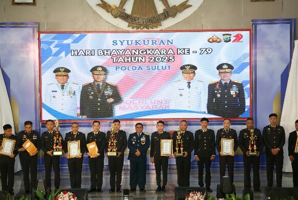 Kapolda Sulut beri penghargaan kepada personel berprestasi di Hari Bhayangkara ke-79 Kapolda Sulut beri penghargaan kepada personel berprestasi di Hari Bhayangkara ke-79