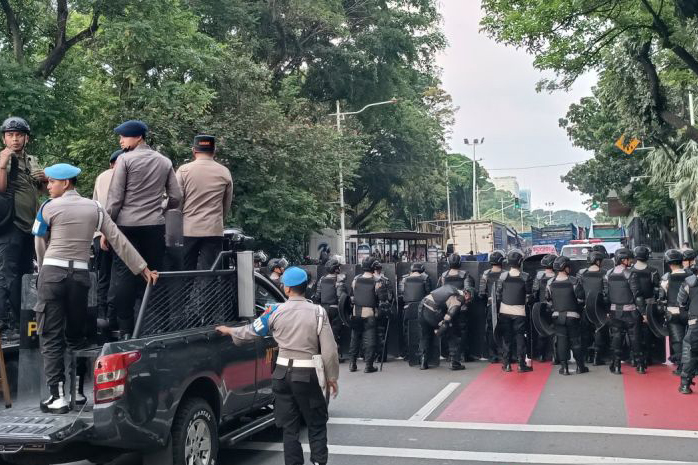 Polres Jakpus bubarkan aksi sopir truk di Medan Merdeka Selatan Polres Jakpus bubarkan aksi sopir truk di Medan Merdeka Selatan