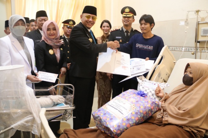 Dua bayi lahir di Hari Bhayangkara dapat kado Wali Kota dan Kapolres Tegal Kota Dua bayi lahir di Hari Bhayangkara dapat kado Wali Kota dan Kapolres Tegal Kota