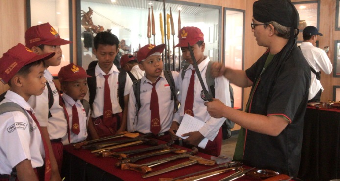 Pameran pusaka dunia, kenalkan warisan nenek moyang pada pelajar Pameran pusaka dunia, kenalkan warisan nenek moyang pada pelajar