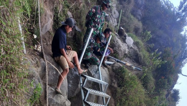 Pembuatan undakan di Rinjani agar mudah dipijaki para pendaki Pembuatan undakan di Rinjani agar mudah dipijaki para pendaki