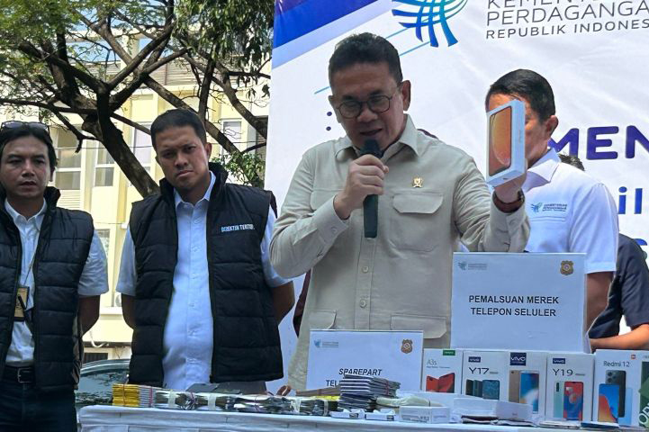 Mendag tutup pabrik perakitan ponsel ilegal senilai Rp17,6 miliar Mendag tutup pabrik perakitan ponsel ilegal senilai Rp17,6 miliar