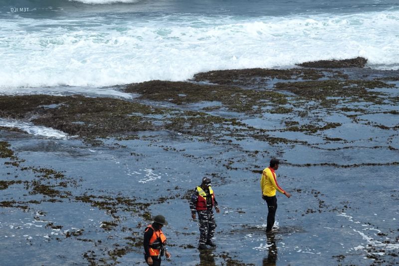 Tim SAR cari wisatawan asal Bandung yang tenggelam di laut Garut Tim SAR cari wisatawan asal Bandung yang tenggelam di laut Garut