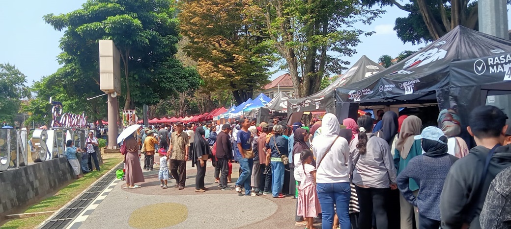 Warga Salatiga berdesak-desakan di Kenduri Rakyat tujuh ribu porsi makan gratis