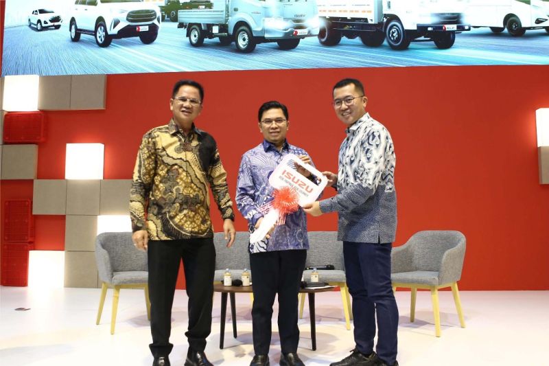 IAMI serahkan 53 unit ELF NQR B Minitrans Transjakarta IAMI serahkan 53 unit ELF NQR B Minitrans Transjakarta