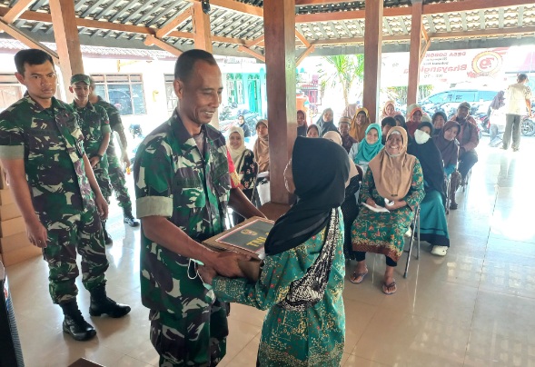 Cegah stunting, Kasad bantu 450 paket sembako untuk warga kurang mampu di Boyolali Cegah stunting, Kasad bantu 450 paket sembako untuk warga kurang mampu di Boyolali